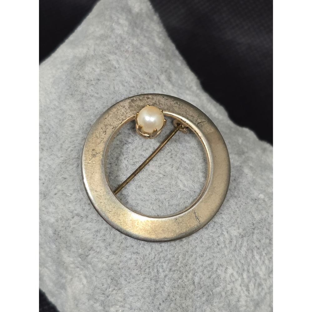 Vintage Gold Tone Circle Brooch Faux Pearl‎ Accent Minimalist Round Pin 1 Inch
